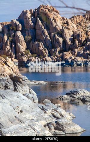 Formation rocheuse et paysage désertique à Granite Dells, Watson Lake à Prescott, Arizona Banque D'Images