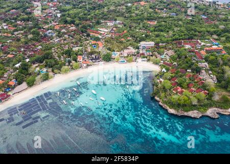 Vue aérienne de la baie de Mushroom à Nusa Lembongan au large de la côte de Bali en Indonésie. Banque D'Images