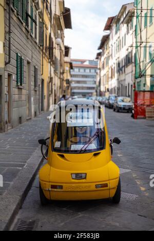 Voiture électrique à roues Pasquali 3 garée dans UNE rue latérale Florence, Italie Banque D'Images