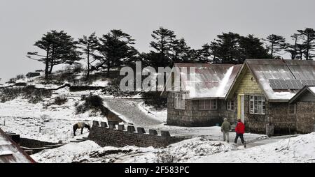 Paysage d'hiver, couvert de neige, dans le village isolé de l'Himalaya. Banque D'Images