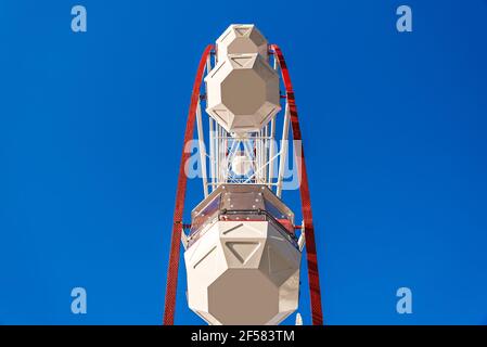 Grande roue vue depuis le sol lors d'une brillante journée d'été contre un ciel bleu, en Australie méridionale Banque D'Images