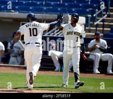 Orlando Arcia (à droite) des Milwaukee Brewers High Fives Omar Narvaez après un home run lors d'un match d'entraînement de printemps de la MLB à American Family Fields, mardi 8 mars 2021, à Phoenix, Ariz. (Chris Bernacci/image du sport) Banque D'Images
