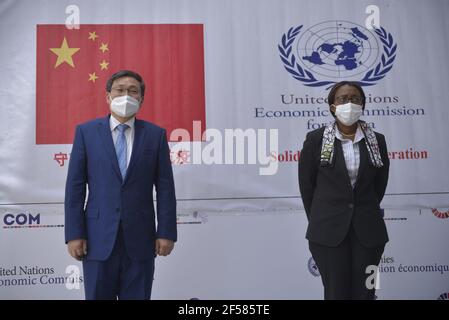 Addis-Abeba, Éthiopie. 24 mars 2021. Liu Yuxi (L), chef de la Mission de la République populaire de Chine auprès de l'Union africaine, et Vera Songwe, Secrétaire exécutive de la Commission économique des Nations Unies pour l'Afrique (CEA), assistent à une cérémonie de remise des fournitures médicales données à la CEA, à Addis-Abeba (Éthiopie), le 24 mars 2021. La Mission de la République populaire de Chine auprès de l'Union africaine (UA) a donné mercredi un lot de fournitures médicales de prévention COVID-19 à la Commission économique des Nations Unies pour l'Afrique (CEA). Credit: Michael Tewelde/Xinhua/Alay Live News Banque D'Images