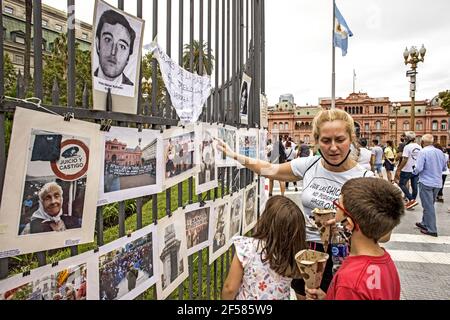 24 mars 2021, Buenos Aires, capitale fédérale, Argentine: Ce 24 mars marque le 45e anniversaire du début de la dictature civilo-militaire qui a mis en œuvre le terrorisme d'État, perpétré en 1976. En commémoration de la Journée du souvenir de la vérité et de la justice, des organisations sociales indépendantes et de gauche appellent à des mobilisations dans tout le pays afin de renouveler la demande de ''plus jamais'', Contrairement à la demande des organisations liées au gouvernement de la Frente de Todos d'Alberto Fernández et Cristina Fernández de Kirchner qui ont décidé de ne pas se mobiliser Banque D'Images