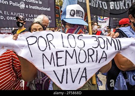 24 mars 2021, Buenos Aires, capitale fédérale, Argentine: Ce 24 mars marque le 45e anniversaire du début de la dictature civilo-militaire qui a mis en œuvre le terrorisme d'État, perpétré en 1976. En commémoration de la Journée du souvenir de la vérité et de la justice, des organisations sociales indépendantes et de gauche appellent à des mobilisations dans tout le pays afin de renouveler la demande de ''plus jamais'', Contrairement à la demande des organisations liées au gouvernement de la Frente de Todos d'Alberto Fernández et Cristina Fernández de Kirchner qui ont décidé de ne pas se mobiliser Banque D'Images