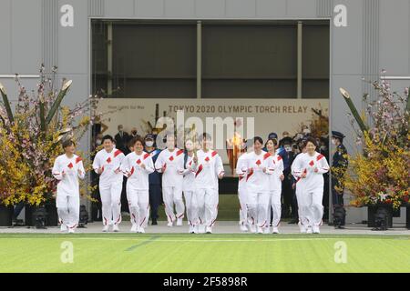Fukushima, Fukushima du Japon. 25 mars 2021. Iwashimizu Azusa (C) et d'autres membres de 'Nadeshiko Japon', l'équipe nationale de football des femmes du Japon, courent comme torchbearers dans la première partie du relais de la torche pour les Jeux Olympiques de Tokyo au J-Village National Training Center à Futaba, Fukushima du Japon, le 25 mars 2021. Credit: Du Xiaoyi/Xinhua/Alay Live News Banque D'Images