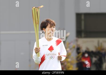 Fukushima, Fukushima du Japon. 25 mars 2021. Iwashimizu Azusa, membre de 'Nadeshiko Japan', l'équipe nationale japonaise de football féminin, se présente comme des torchbearers dans la première partie du relais de la torche pour les Jeux Olympiques de Tokyo au Centre national d'entraînement de J-Village à Futaba, Fukushima (Japon), le 25 mars 2021. Credit: Du Xiaoyi/Xinhua/Alay Live News Banque D'Images