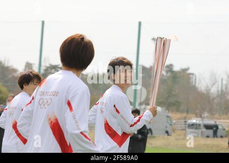 Fukushima, Fukushima du Japon. 25 mars 2021. Iwashimizu Azusa (R) et d'autres membres de 'Nadeshiko Japon', l'équipe nationale de football des femmes du Japon, courent comme torchbearers dans la première partie du relais de la torche pour les Jeux Olympiques de Tokyo au J-Village National Training Center à Futaba, Fukushima du Japon, le 25 mars 2021. Credit: Du Xiaoyi/Xinhua/Alay Live News Banque D'Images