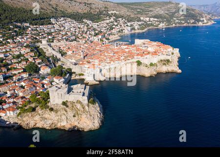 Vue aérienne de la forteresse de Lovrijenac et de la célèbre Dubrovnik Vieille ville par la mer Adriatique en Croatie Banque D'Images