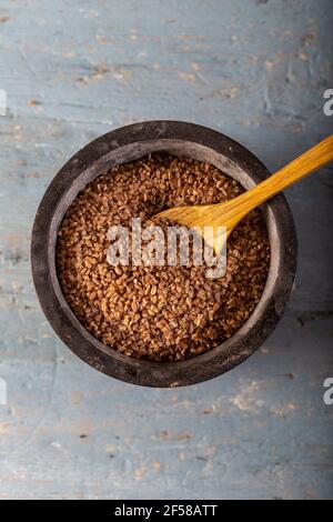 Siyazan bulgur (einkorn) en mortier de pierre sur fond de bois. Banque D'Images