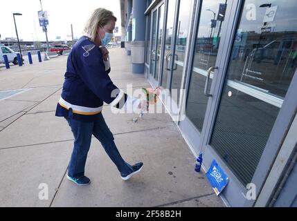 DOSSIER: Terry Mueller, fan de St Louis Blues, laisse des fleurs à un petit mémorial pour l'ancien joueur de St Louis Blues Bob Plager au Enterprise Centre de St Louis le mercredi 24 mars 2021. Plager 78, a été tué dans un accident de la route et a passé 50 ans dans le cadre de l'organisation de St Louis Blues. Photo du fichier par Bill Greenblatt/UPI Banque D'Images