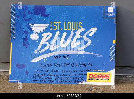 DOSSIER : un calendrier avec un message écrit à l'ancien joueur de hockey Bob Plager de St Louis Blues, est laissé à un monument commémoratif au Enterprise Centre de St. Louis le mercredi 24 mars 2021. Plager 78, a été tué dans un accident de la route et a passé 50 ans dans le cadre de l'organisation de St Louis Blues. Photo du fichier par Bill Greenblatt/UPI Banque D'Images