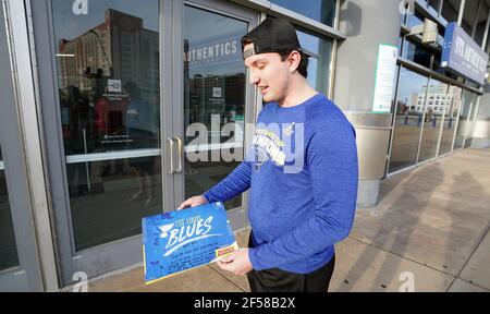 DOSSIER : St. Louis, États-Unis. 24 mars 2021. Alec Hernandez, fan de St Louis Blues, présente un calendrier avec un message écrit à Bob Plager, ancien joueur de hockey de St Louis Blues, avant de commencer un mémorial au Enterprise Center de St Louis le mercredi 24 mars 2021. Plager 78, a été tué dans un accident de la route et a passé 50 ans dans le cadre de l'organisation de St Louis Blues. Photo du fichier par Bill Greenblatt/UPI crédit: UPI/Alay Live News Banque D'Images