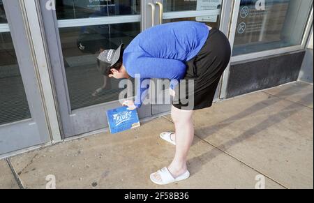 DOSSIER: Le fan de St Louis Blues Alec Hernandez laisse un calendrier avec un message écrit à l'ancien joueur de hockey de St Louis Blues Bob Plager, en commençant un mémorial au Centre d'entreprise à St. Louis le mercredi 24 mars 2021. Plager 78, a été tué dans un accident de la route et a passé 50 ans dans le cadre de l'organisation de St Louis Blues. Photo du fichier par Bill Greenblatt/UPI Banque D'Images