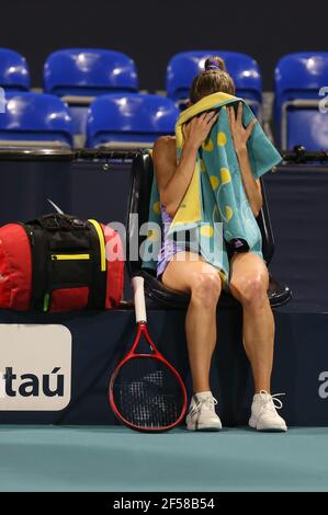 MIAMI GARDENS, FL - MARS 24: Camila Giorgi vu jouer le jour 3 de la Miami Open le 24 mars 2021 au Hard Rock Stadium à Miami Gardens, Floride personnes: Camila Giorgi crédit: Storms Media Group/Alay Live News Banque D'Images