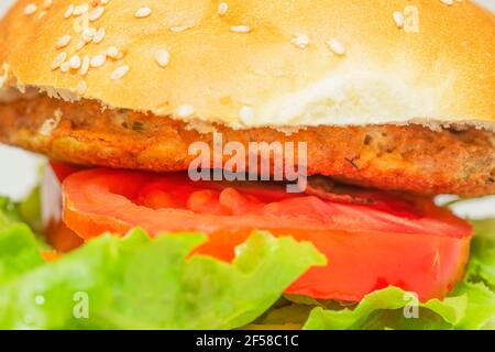 Hamburger de poulet sur fond blanc. Banque D'Images