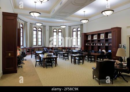 Vue intérieure d'une salle de lecture dans la branche principale de La bibliothèque Carnegie de Pittsburgh dans le quartier d'Oakland.Pittsburgh.Pennsylvania.USA Banque D'Images