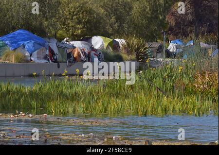 Los Angeles, États-Unis. 24 mars 2021. Un campement pour sans-abri est vu au lac Echo Park à Los Angeles le mardi 23 mars 2021. Le Los Angeles Times a signalé que le stationnement de personnes non logées au parc sera dégagé d'ici jeudi et que des clôtures seront installées pour maintenir le parc fermé pour rénovations, pour ce qui est décrit comme des travaux de réparation de plus de 500,000 $, y compris des réparations d'éclairage et de plomberie endommagés, élimination des matières dangereuses et amélioration de la sécurité publique. Photo de Jim Ruymen/UPI crédit: UPI/Alay Live News Banque D'Images