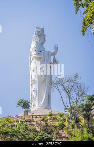 Vue majestueuse de la statue de Bouddha de la Vierge la Bodhisattva de Mercy, Vietnam. Statue blanche de Ladybuddha sur fond bleu ciel Banque D'Images