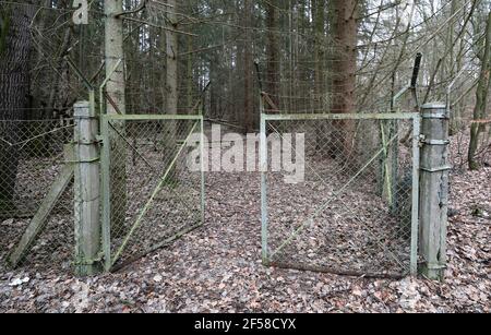 23 mars 2021, Mecklembourg-Poméranie occidentale, Hohenzieritz : une porte d'entrée surclimatiques à l'entrée du bunker protecteur pour la direction du district SED Neubrandenburg dans une zone boisée. Le site sera mis aux enchères par Deutsche Grundstücksauktionen AG (Berlin) le 25.03.2021. L'offre minimale pour environ 280 mètres carrés de zone utilisable de bunker comprenant 5000 mètres carrés de forêt sécurisée avec barbelé est de 7000 euros. Lors de la vente aux enchères, qui aura lieu via Internet en raison des restrictions de Corona, 78 propriétés, principalement de l'Allemagne de l'est, seront mises à la vente. Photo: Bernd Wüstneck/dp Banque D'Images