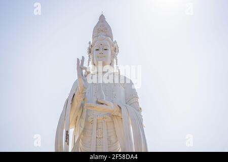 Vue majestueuse de la statue de Bouddha de la Vierge la Bodhisattva de Mercy, Vietnam. Statue blanche de Ladybuddha sur fond bleu ciel Banque D'Images