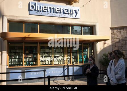 Les amateurs de shopping masqués défilent devant le magasin Bluemercury à Tigard, Oregon, le mercredi 3 mars 2021, Pendant la pandémie COVID-19. Bluemercury est une chaîne... Banque D'Images