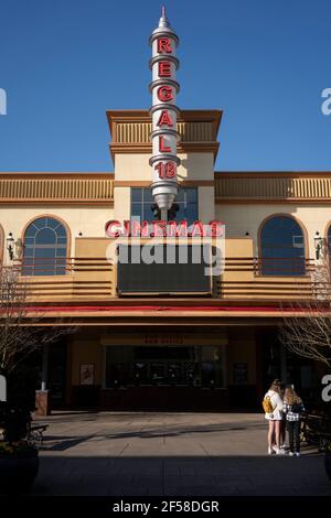 Les jeunes se rencontrent devant le Regal Theatre fermé le mercredi 3 mars 2021, dans le centre commercial Bridgeport Village à Tigard, Oregon, comme... Banque D'Images