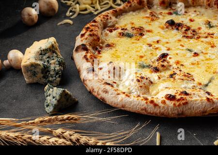 Pizza à quatre fromages Neopolitaine sur fond décoré Banque D'Images