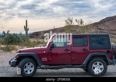 Quartzite, AZ, Etats-Unis - 1er janvier 2020 : une Jeep Wrangler Unlimited Sports garée le long du parc de la réserve Banque D'Images