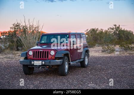 Quartzite, AZ, Etats-Unis - 1er janvier 2020 : une Jeep Wrangler Unlimited Sports garée le long du parc de la réserve Banque D'Images