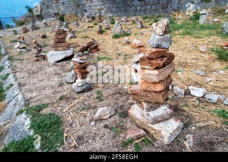 Petites piles os pierres empilées soigneusement et arrangées par les gens, placé à côté d'un chemin par les murs de fort Kotor. Banque D'Images