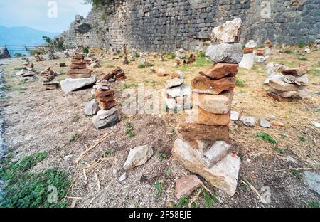 Petites piles os pierres empilées soigneusement et arrangées par les gens, placé à côté d'un chemin par les murs de fort Kotor. Banque D'Images