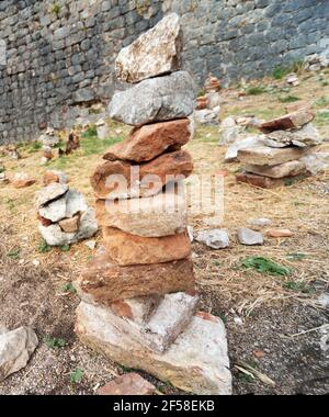 Petites piles os pierres empilées soigneusement et arrangées par les gens, placé à côté d'un chemin par les murs de fort Kotor. Banque D'Images