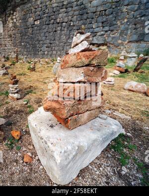 Petites piles os pierres empilées soigneusement et arrangées par les gens, placé à côté d'un chemin par les murs de fort Kotor. Banque D'Images