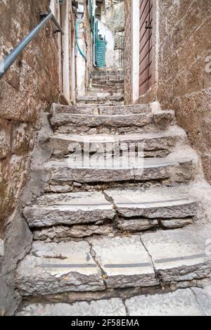 Des rues médiévales historiques interdémêlent la vieille ville et de longues rangées de marches mènent vers le haut et le bas de la citadelle vallonnée. Banque D'Images