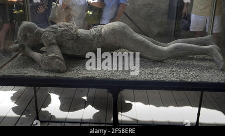 NAPLES, ITALIE - 13 JUIN 2019 : plâtre d'une victime femelle, dans un étui en verre, sur les ruines de pompéi Banque D'Images
