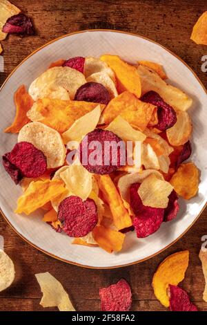 Chips de légumes, grenaille sur fond de bois Banque D'Images