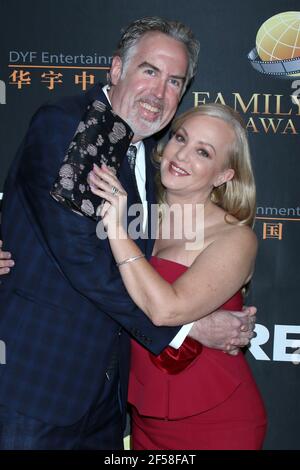 LOS ANGELES - 24 MARS : George Covey, Wendi McLendon-Covey au 14e Family film Awards à l'hôtel Universal Hilton le 24 mars 2021 à Universal Banque D'Images