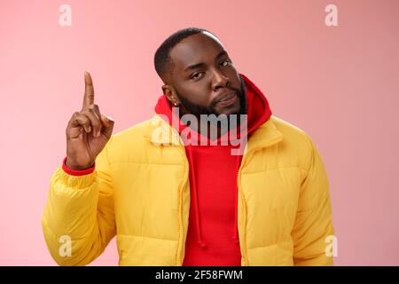 Agacé mécontent sérieux et effrayant homme afro-américain barbu tête inclinable irrité regardez l'index de pointage de la caméra finge rup perdre le contrôle temper Banque D'Images
