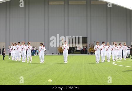 Fukushima, Fukushima du Japon. 25 mars 2021. Iwashimizu Azusa (C) et d'autres anciens membres de 'Nadeshiko Japon', l'équipe nationale de football des femmes du Japon, courent comme torchbearers dans la première partie du relais de la torche pour les Jeux Olympiques de Tokyo au Centre national d'entraînement de J-Village à Futaba, Fukushima du Japon, le 25 mars 2021. Credit: Du Xiaoyi/Xinhua/Alay Live News Banque D'Images