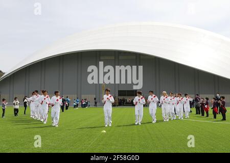Fukushima, Fukushima du Japon. 25 mars 2021. Iwashimizu Azusa (C) et d'autres anciens membres de 'Nadeshiko Japon', l'équipe nationale de football des femmes du Japon, courent comme torchbearers dans la première partie du relais de la torche pour les Jeux Olympiques de Tokyo au Centre national d'entraînement de J-Village à Futaba, Fukushima du Japon, le 25 mars 2021. Credit: Du Xiaoyi/Xinhua/Alay Live News Banque D'Images