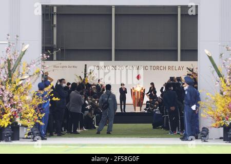 Fukushima, Fukushima du Japon. 25 mars 2021. L'ambassadeur officiel du relais de la flamme de Tokyo 2020 Ishihara Satomi (sur scène, 2e R) et le paralympique Taguchi Aki (sur scène, 1er R) éclairant le chaudron de célébration lors de la grande cérémonie de démarrage du relais de la torche pour les Jeux Olympiques de Tokyo au Centre national de formation J-Village à Futaba, Fukushima du Japon, le 25 mars 2021. Credit: Du Xiaoyi/Xinhua/Alay Live News Banque D'Images