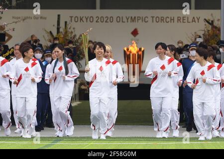 Fukushima, Fukushima du Japon. 25 mars 2021. Iwashimizu Azusa (C) et d'autres anciens membres de 'Nadeshiko Japon', l'équipe nationale de football des femmes du Japon, courent comme torchbearers dans la première partie du relais de la torche pour les Jeux Olympiques de Tokyo au Centre national d'entraînement de J-Village à Futaba, Fukushima du Japon, le 25 mars 2021. Credit: Du Xiaoyi/Xinhua/Alay Live News Banque D'Images