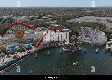 Une vue aérienne de Mickey's Fun Wheel et de l'Indricoaster Roller montagnes russes au parc Disney California Adventure, le mercredi 24 mars 2021, à Anahe Banque D'Images