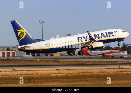 Palma de Majorque, Espagne - 21 juillet 2018 : décollage de l'avion Ryanair Boeing B737-800 à l'aéroport de Palma de Majorque en Espagne. Banque D'Images