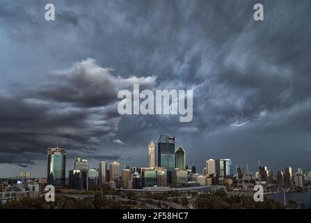 Orage au-dessus de Perth City, Australie occidentale Banque D'Images