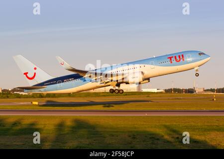 Helsinki, Finlande - 24 mai 2018 : un avion TUI Boeing 767 à l'aéroport d'Helsinki (HEL) en Finlande. Boeing est un fabricant d'avions américain Banque D'Images