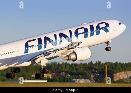 Helsinki, Finlande - 27 mai 2018 : un avion Airbus A330 de Finnair à l'aéroport d'Helsinki (HEL) en Finlande. Airbus est une base européenne de constructeurs d'avions Banque D'Images