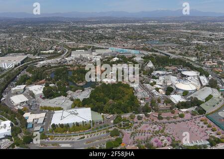 Une vue aérienne de Disneyland Park, le mercredi 24 mars 2021, à Anaheim, Calif. Banque D'Images