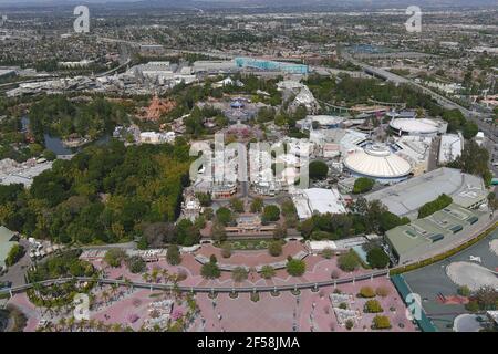 Une vue aérienne de Disneyland Park, le mercredi 24 mars 2021, à Anaheim, Calif. Banque D'Images